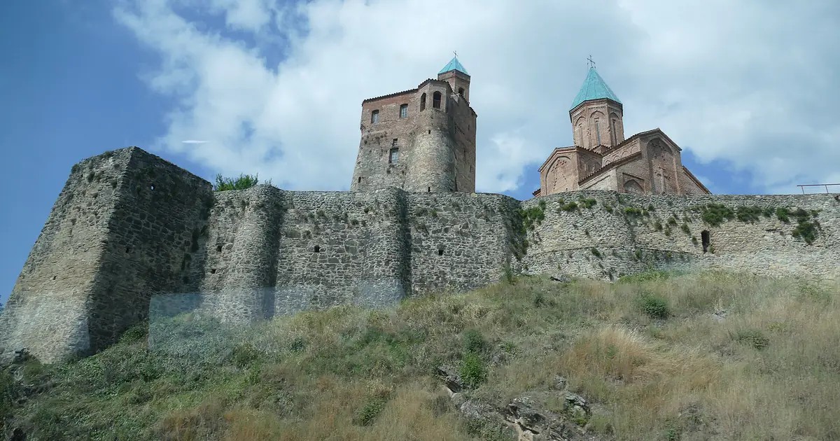 Крепость Греми с церковью Архангелов на холме в Кахетии