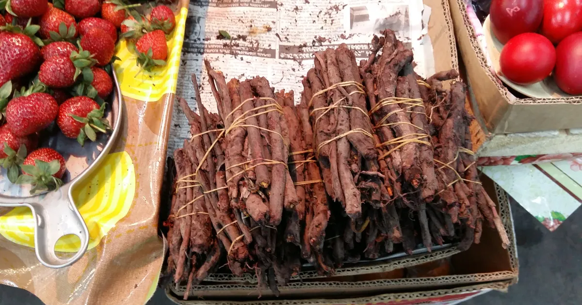 Пасхальные яйца и корни марены, которыми их красят в красный цвет