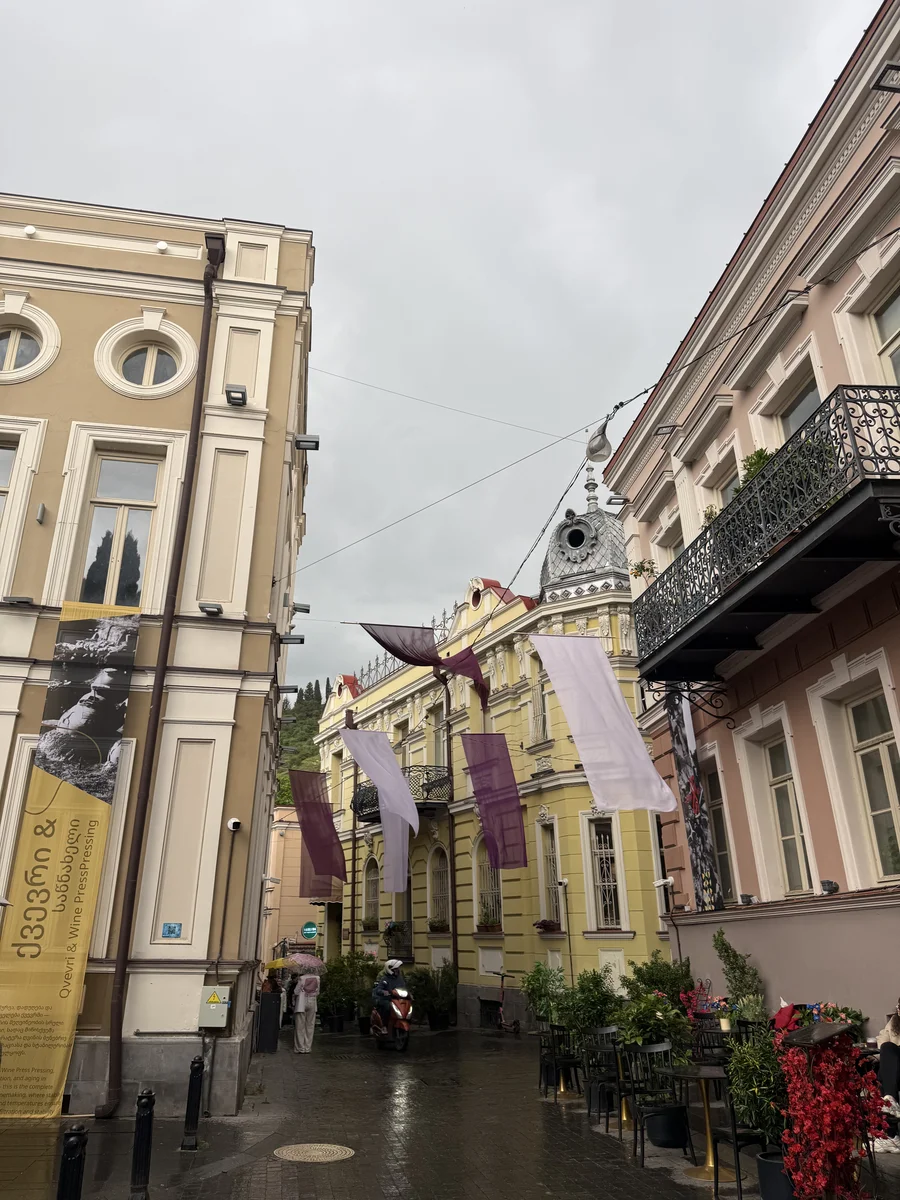 Старый Тбилиси — улица с флагами в дождь