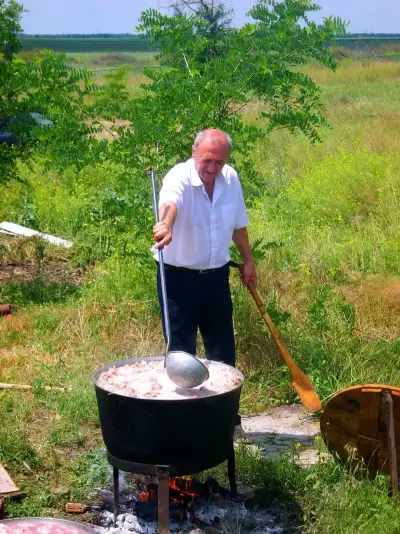 Грузинский повар готовит в казане на природе
