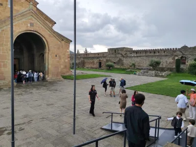 Туристы во дворе Светицховели в Мцхете