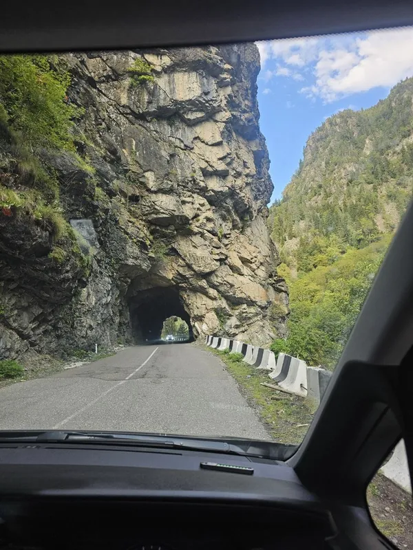 კლდეში გაჭრილი გვირაბი სვანეთისკენ მიმავალ მთის გზაზე