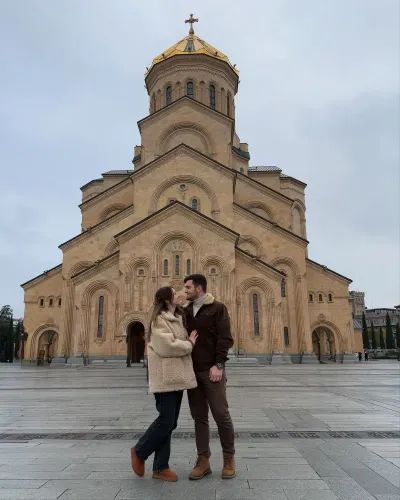 Пара у собора Цминда Самеба в Тбилиси