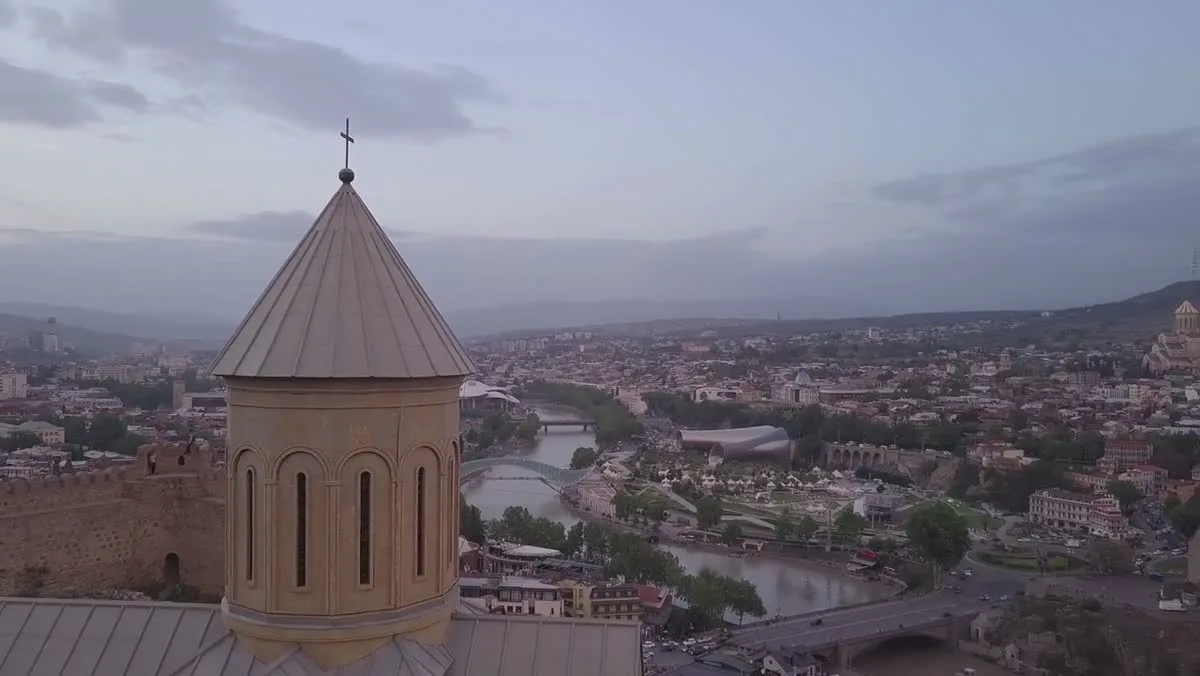 Вид с крепости Нарикала на старый Тбилиси, Куру и мост Мира